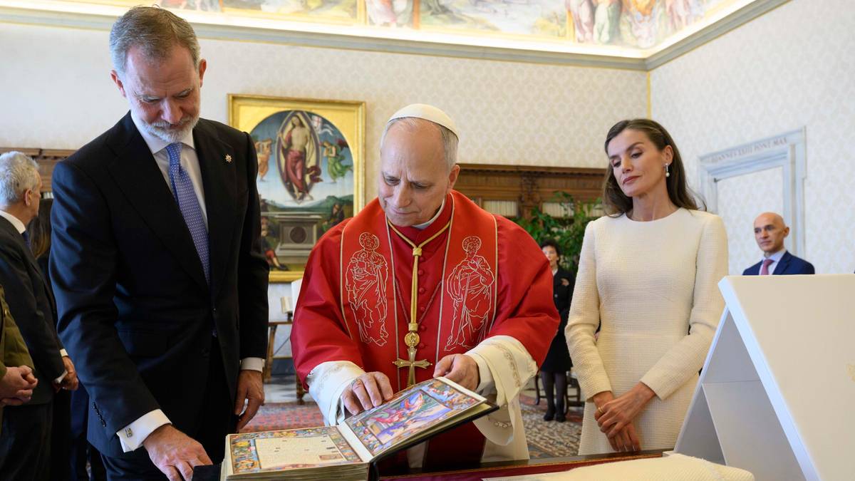 Strój królowej zwrócił uwagę. Tylko kilka kobiet może się tak ubrać na wizytę u papieża