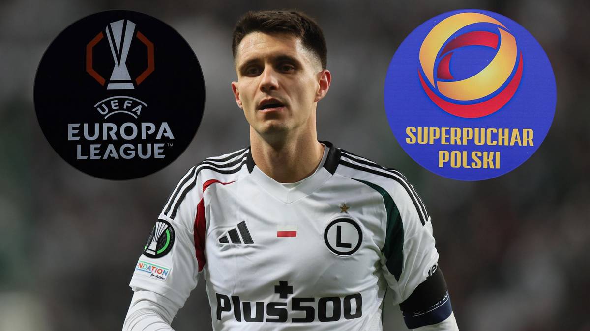 Piłkarz w białej koszulce z logiem "Plus500" na tle logotyp&oacute;w Ligi Europy i Superpucharu Polski.
