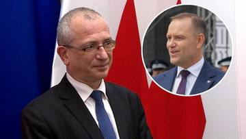 Portret mężczyzny w garniturze, z tyłu widoczny fragment flagi polskiej i fragment kolażu przedstawiający innego mężczyznę.