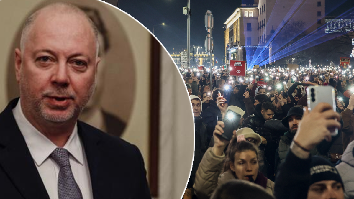 Premier Bułgarii Rosen Żelazkow przemawia do parlamentu, podczas gdy na zewnątrz trwa protest uliczny.
