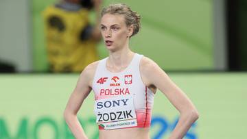 Lekkoatletka w stroju sportowym z napisem "POLSKA" na bieżni podczas zawod&oacute;w.