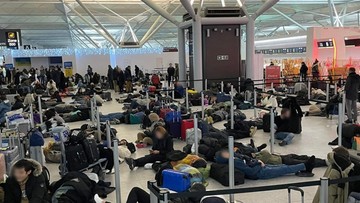 Grupa polskich uczniów utknęła na lotnisku pod Londynem