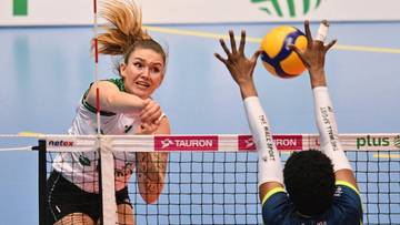 Siatkarka wykonująca atak w trakcie meczu siatk&oacute;wki, blokowana przez przeciwniczkę.