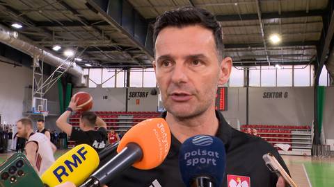 Trener Igor Milicić udziela wywiadu, w tle boisko do koszyk&oacute;wki.