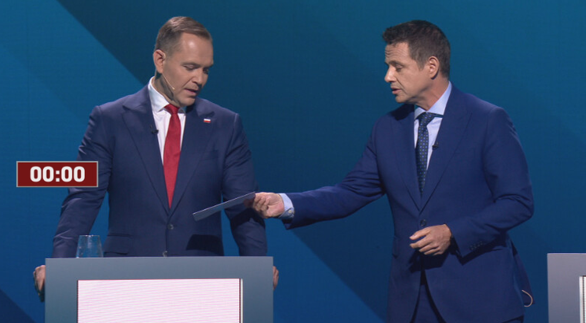 Trzaskowski przekazał kopertę Nawrockiemu. Ujawniono zawartość