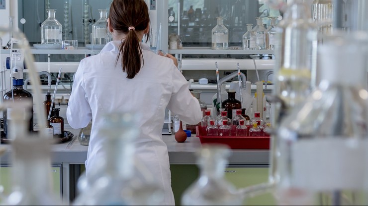Polscy chemicy pokazali, jak tanio zsyntetyzować lek stosowany w COVID-19