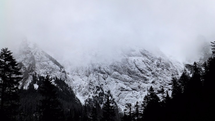 Lawiny w Tatrach porwały dwóch narciarzy i taterniczkę. Akcje ratunkowe TOPR