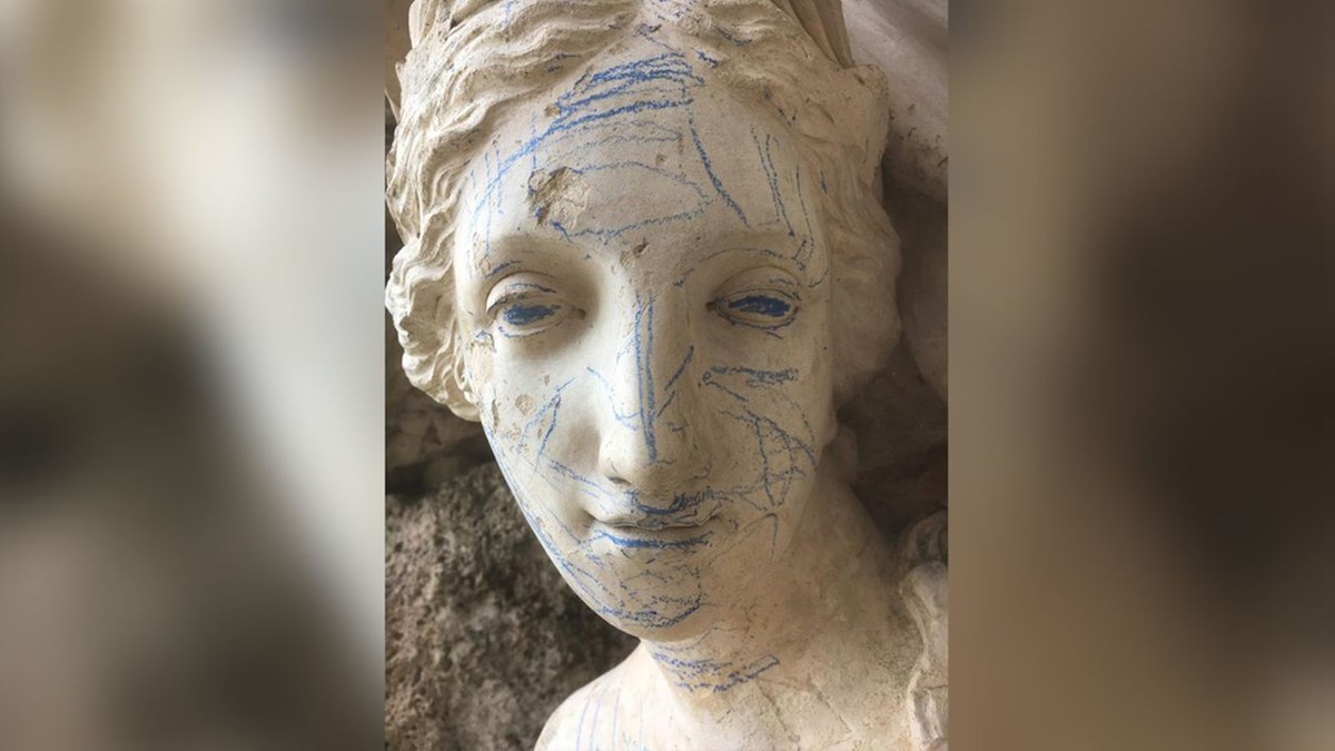 Dzieci pomalowały twarz, tors i ręce zabytkowego posągu