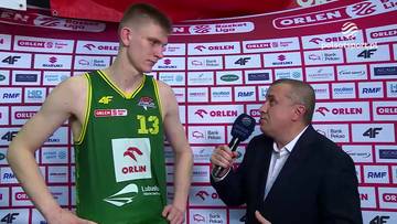 Koszykarz w zielonej koszulce z numerem 13 podczas wywiadu.