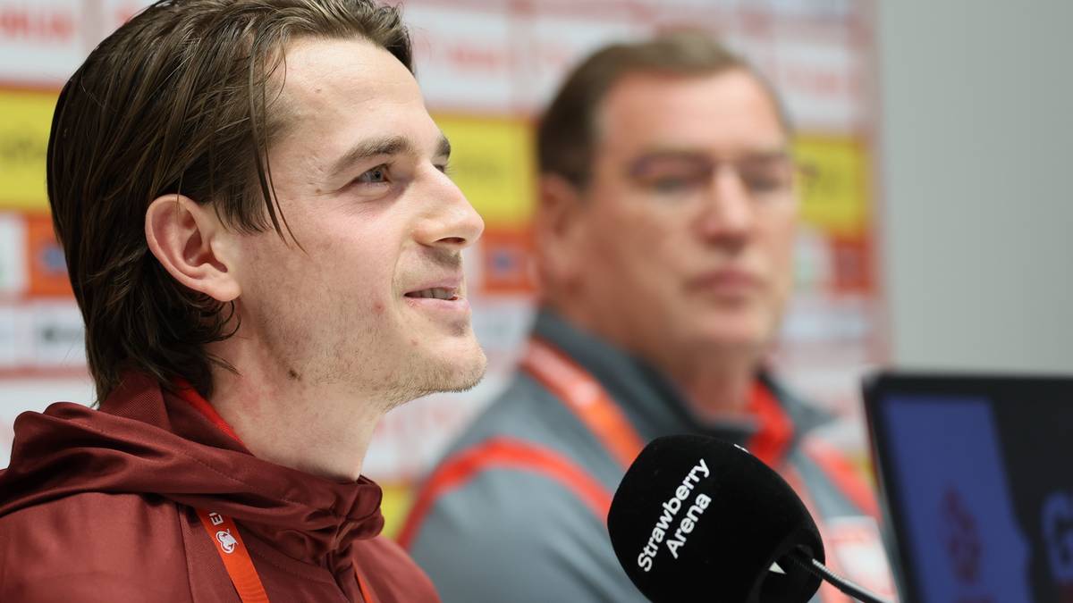 Piłkarz reprezentacji Polski podczas konferencji prasowej przed meczem barażowym