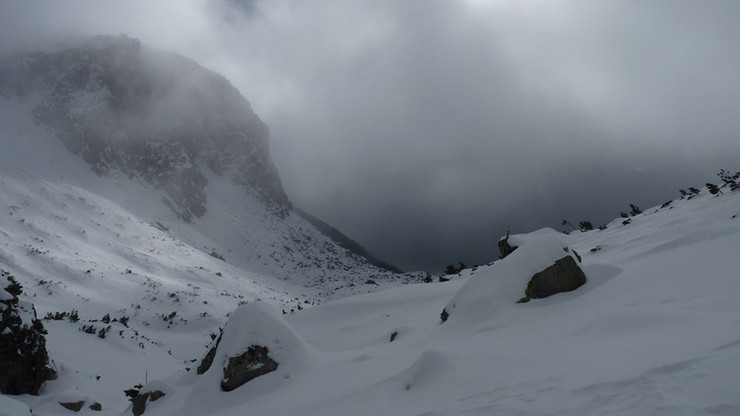 Trudne warunki w Tatrach. Lawina porwała troje turystów