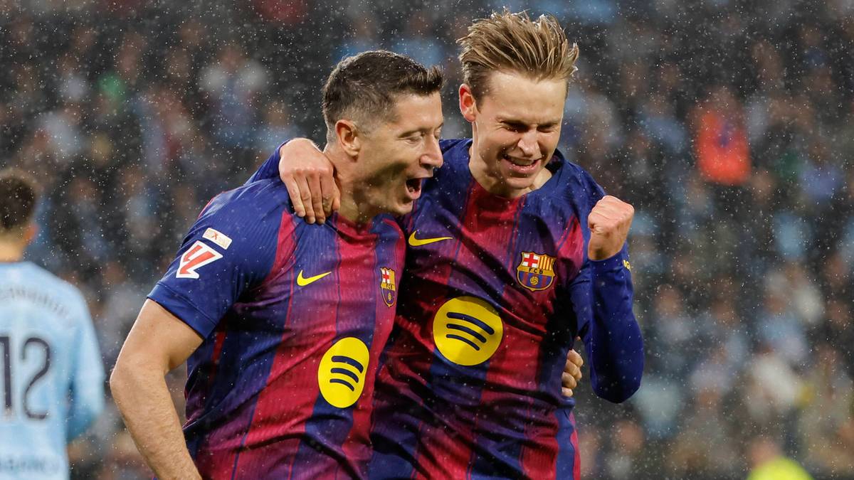 Dwóch piłkarzy FC Barcelony, Robert Lewandowski i Frenkie de Jong, w strojach klubowych, z ramionami na sobie, świętują sukces na boisku.