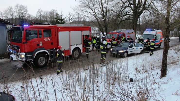 Rozpędzone Audi uderzyło w dom. Trzy osoby w szpitalu