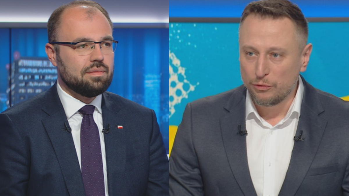 Dwaj mężczyźni w garniturach, jeden w okularach i krawacie, drugi w białej koszuli, siedzą podczas wywiadu.