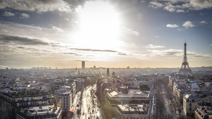 Paryż walczy ze smogiem. Nowe restrykcje dla pojazdów zanieczyszczających powietrze