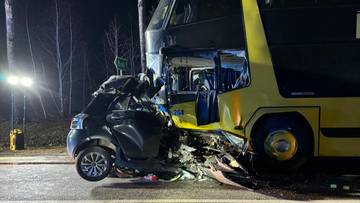 Auto wbiło się pod autobus. Śmiertelny wypadek na Podlasiu