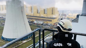 Aktywiści Greenpeace na szczycie elektrowni w Bełchatowie