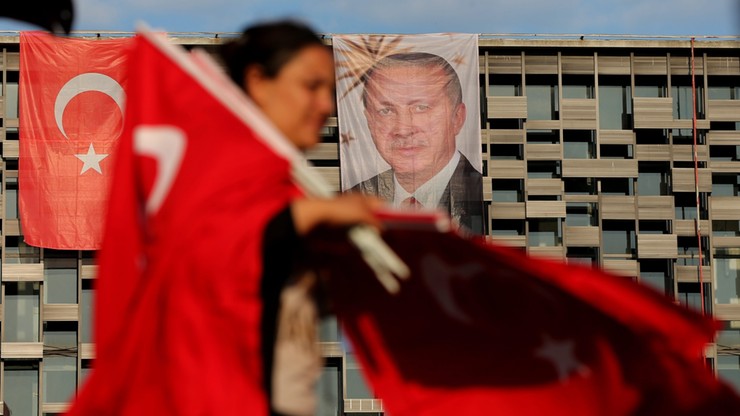 Ponad 9 tys. osób objętych śledztwem za próbę puczu w Turcji. Rząd odbiera licencje mediom