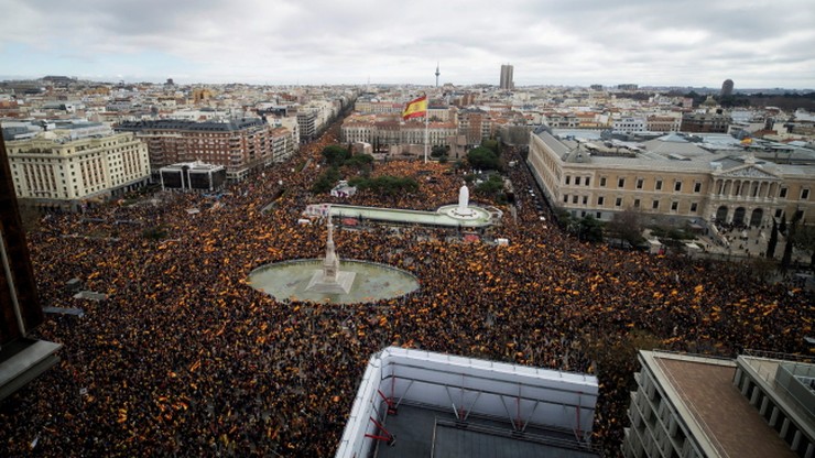 45 tysięcy osób na antyrządowym wiecu w Madrycie. Protestowali przeciwko "zdradzie"