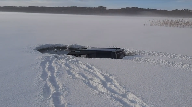 Wjechał samochodem terenowym na zamarznięte jezioro. Lód nie wytrzymał