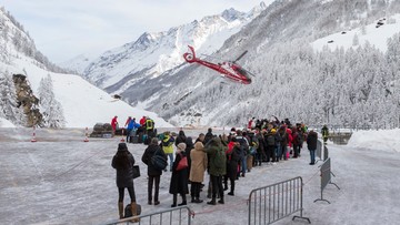 Rekordowe opady śniegu w Alpach odcięły od świata tysiące turystów. Lawiny wdzierają się do domów