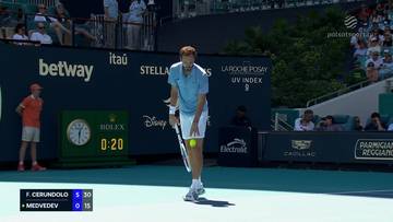 Tenisista Francisco Cerundolo serwuje podczas meczu z Daniilem Medvedevym. Na tablicy wynik&oacute;w widnieje wynik 5:0 dla Cerundolo.