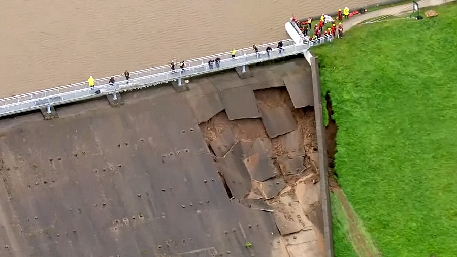 02.08.2019 11:00 Anglia: Po ulewach może pęknąć zapora wodna. Przed rzecznym tsunami uciekło tysiące osób