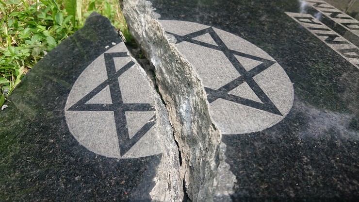 Zdewastowane nagrobki na cmentarzu żydowskim w Bielsku-Białej