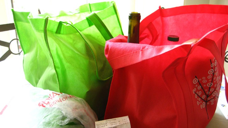 Używasz materiałowej torby na zakupy? Wypierz ją lub wymień. Naukowcy ostrzegają przed groźnymi bakteriami
