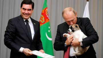 Wabi się Wierny. Prezydent Turkmenistanu dał Władimirowi Putinowi w prezencie urodzinowym psa