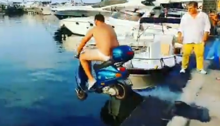 Balotelli zapłacił mężczyźnie za... wjazd skuterem do morza (WIDEO)