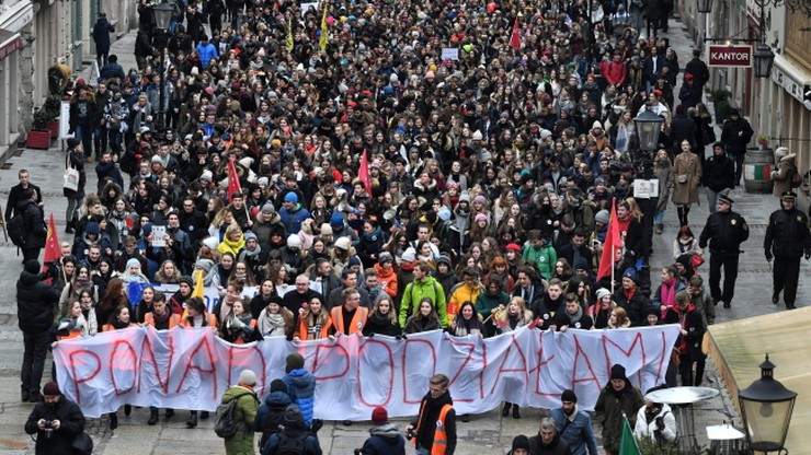 1,5 tysiąca uczniów przeszło ulicami Gdańska w marszu "Młodzi ponad podziałami"