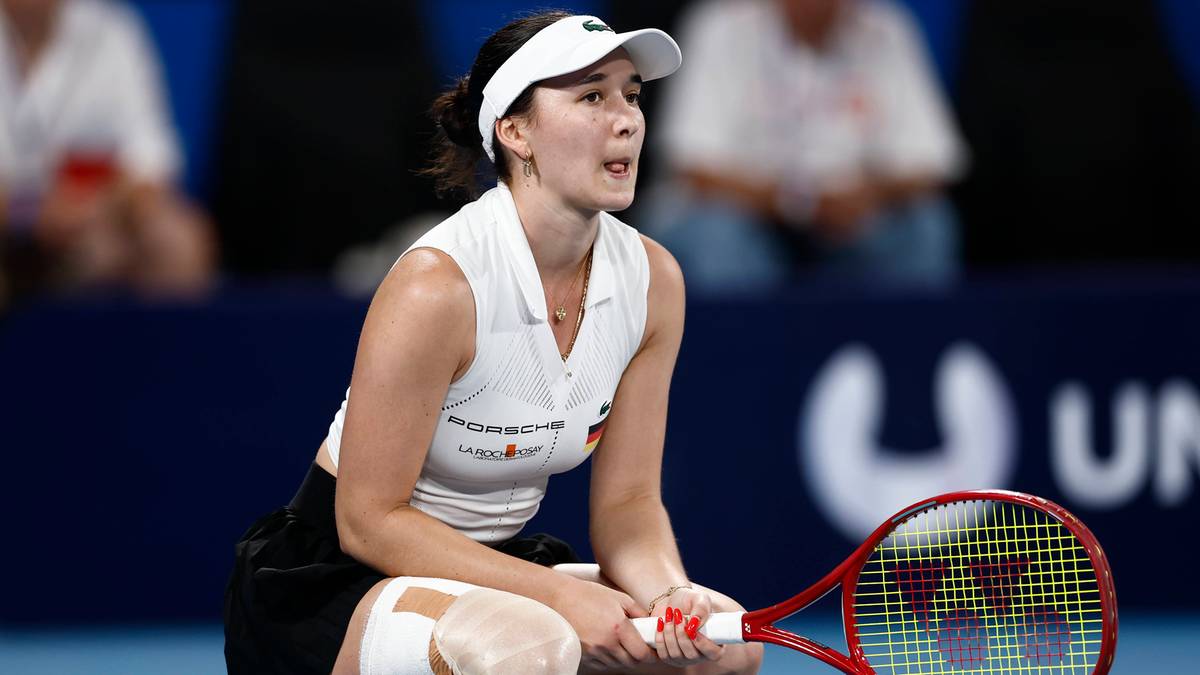 Tenisistka Eva Lys podczas meczu, klęcząca z rakietą w dłoni.