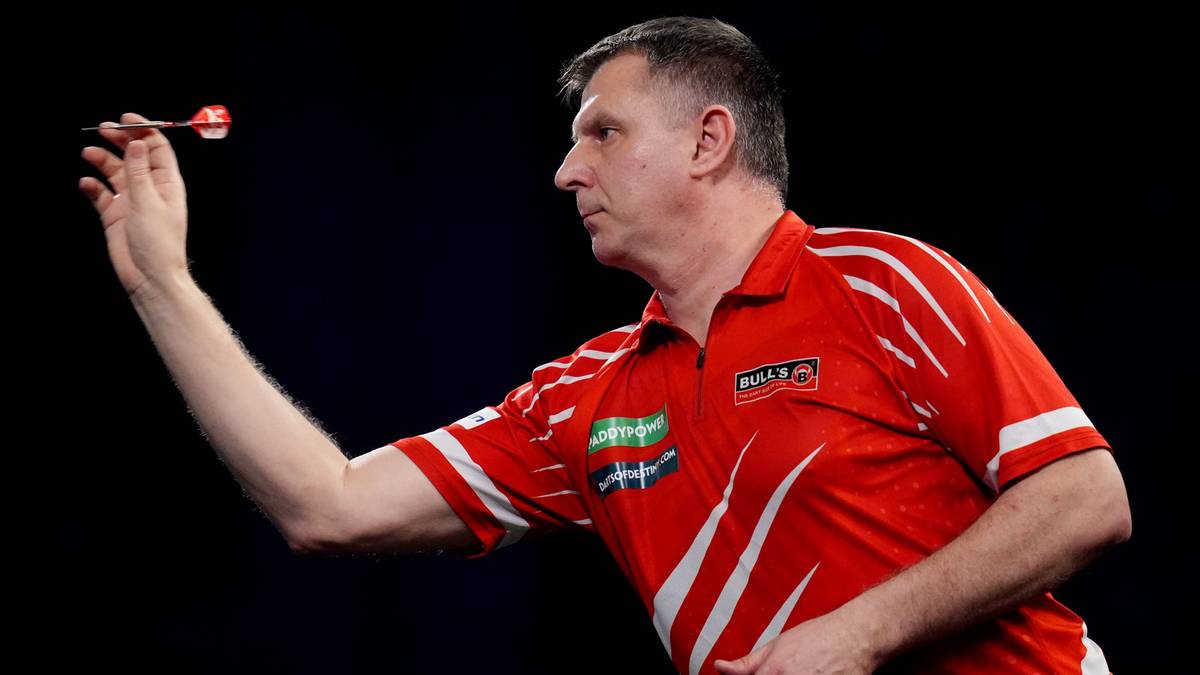 Krzysztof Ratajski przygotowuje się do rzutu rzutką.