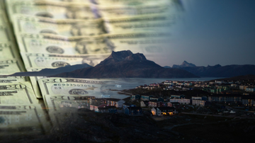 Banknoty dolarowe i panorama grenlandzkiego miasta.
