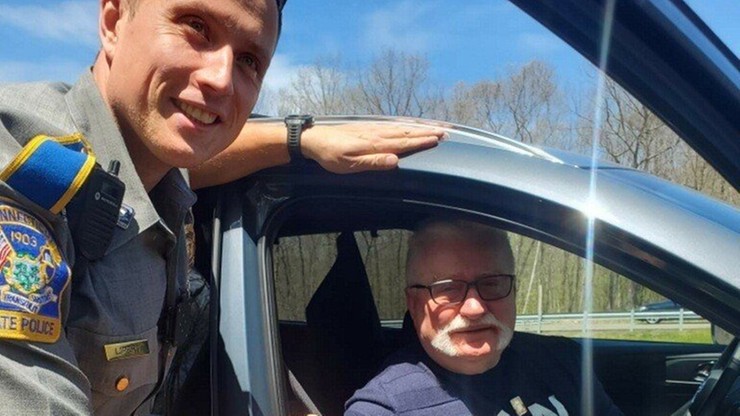 USA. Lech Wałęsa złapał gumę w samochodzie. Pomógł mu policjant stanowy z Polski