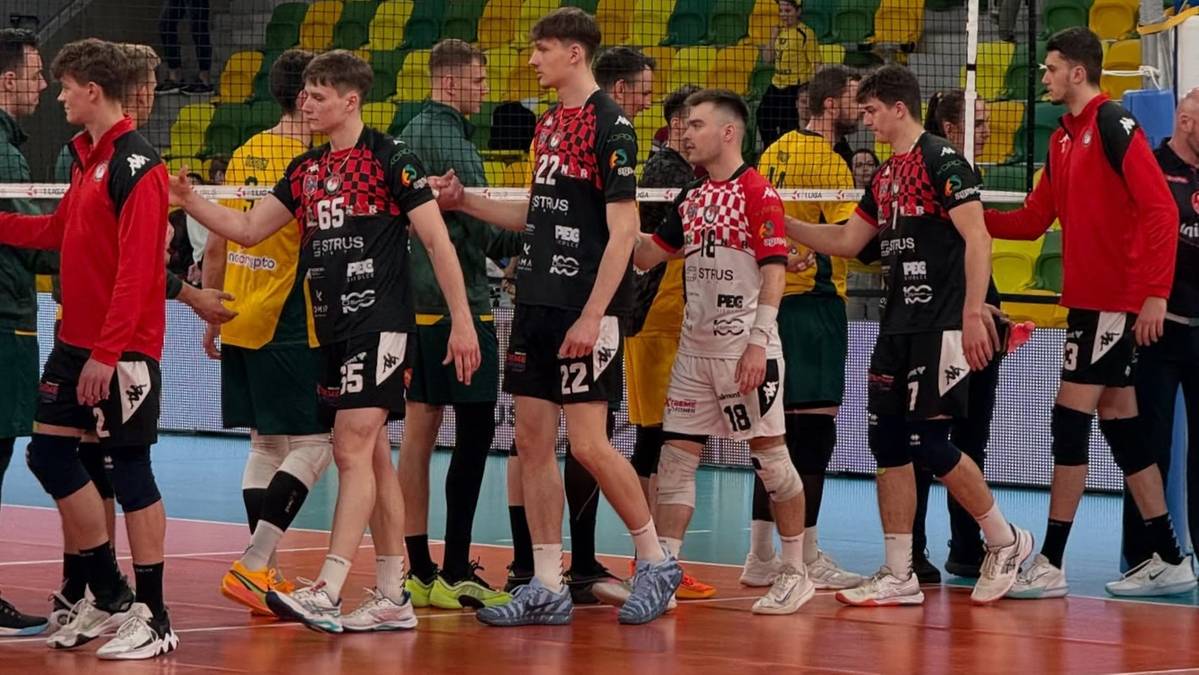 Siatkarze GKS Katowice i KPS Siedlce podają sobie ręce po meczu, symbolizując rywalizację w PLS 1. Lidze.