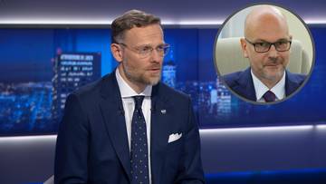 Zbigniew Bogucki w garniturze i krawacie, w tle widać fragment studia telewizyjnego z widokiem na miasto. W prawym g&oacute;rnym rogu umieszczono zdjęcie Macieja Berka.
