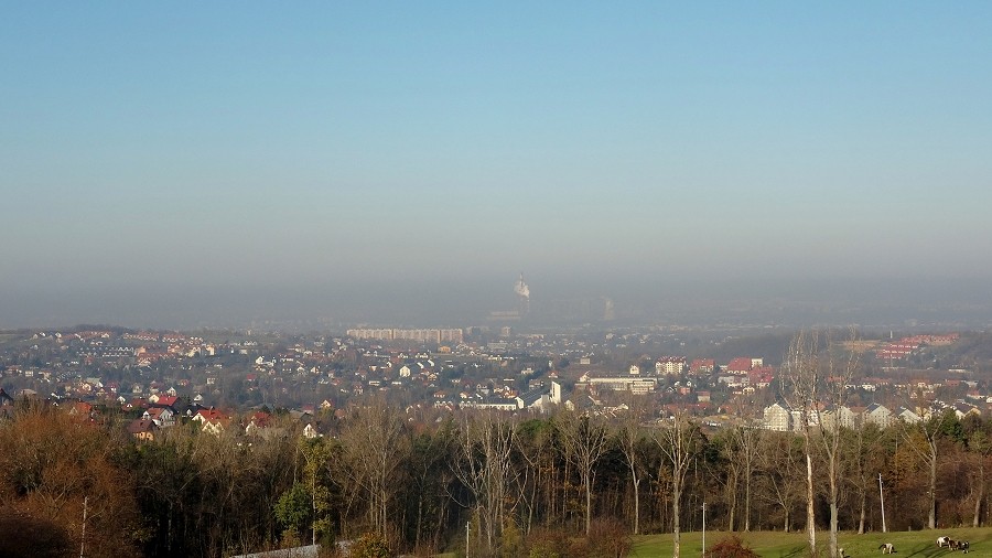 Smog nad Krakowem widziany z Wieliczki. Fot. Czytelnik.