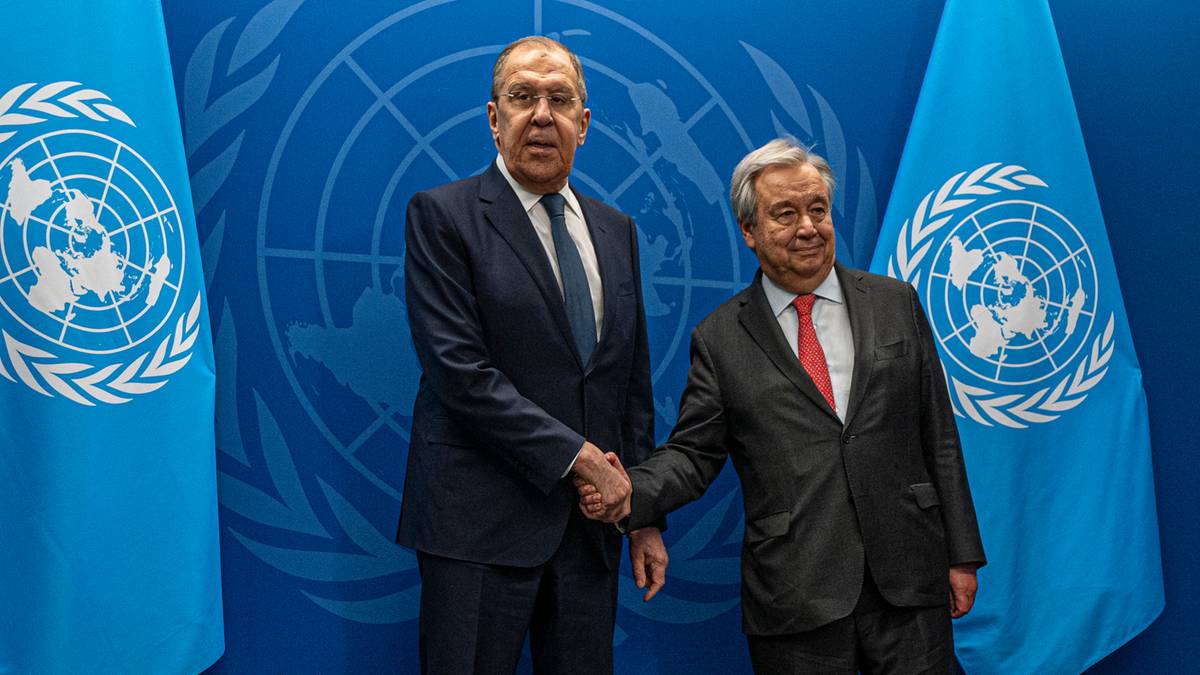 Sekretarz ONZ pozował do zdjęcia z Siergiejem Ławrowem. "Niewiarygodne"