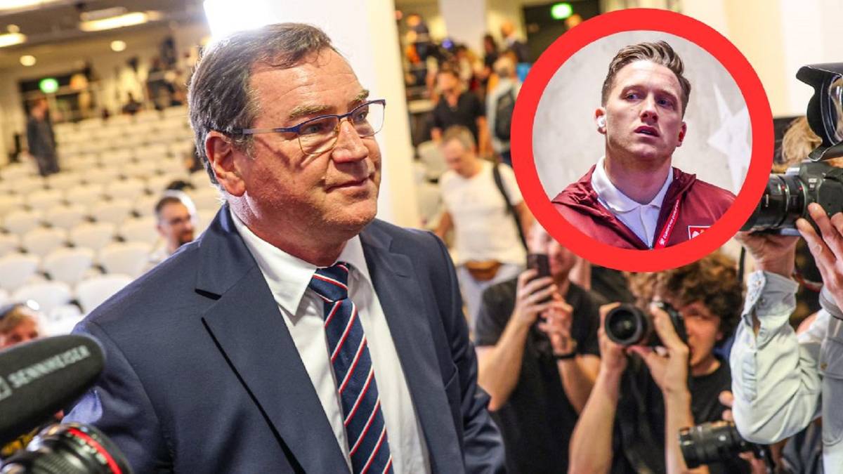 Dwaj mężczyźni, starszy w garniturze i młodszy na wstawce w czerwonym okręgu, otoczeni przez dziennikarzy z aparatami i kamerami.