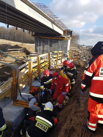 Wypadek na budowie wiaduktu w Zachodniopomorskiem. Trzy osoby z urazami kręgosłupa