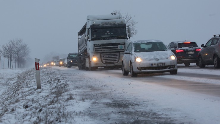"Lód na drodze, auta w rowach na A4". Wypadek za wypadkiem po śnieżycach