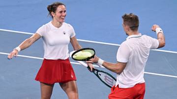 Tenisistka i tenisista cieszący się z wygranej na korcie.