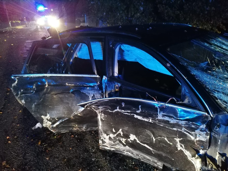 Zniszczone auto po wypadku w Lelkowie