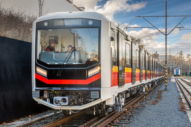 Nowy pociąg metra dla Warszawy podczas jazdy testowej w Czechach