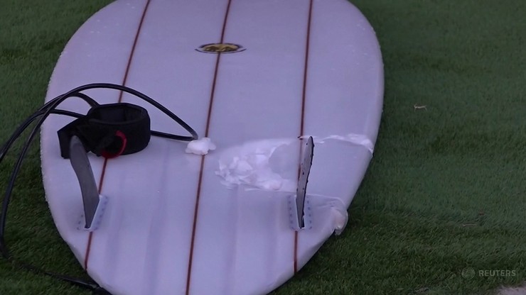 Policja zabezpieczyła deskę surfingową pokiereszowana przez morskiego drapieżnika.