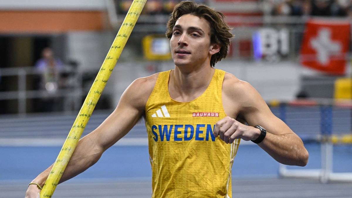 Armand Duplantis w ż&oacute;łtej koszulce reprezentacji Szwecji z tyczką podczas zawod&oacute;w lekkoatletycznych.