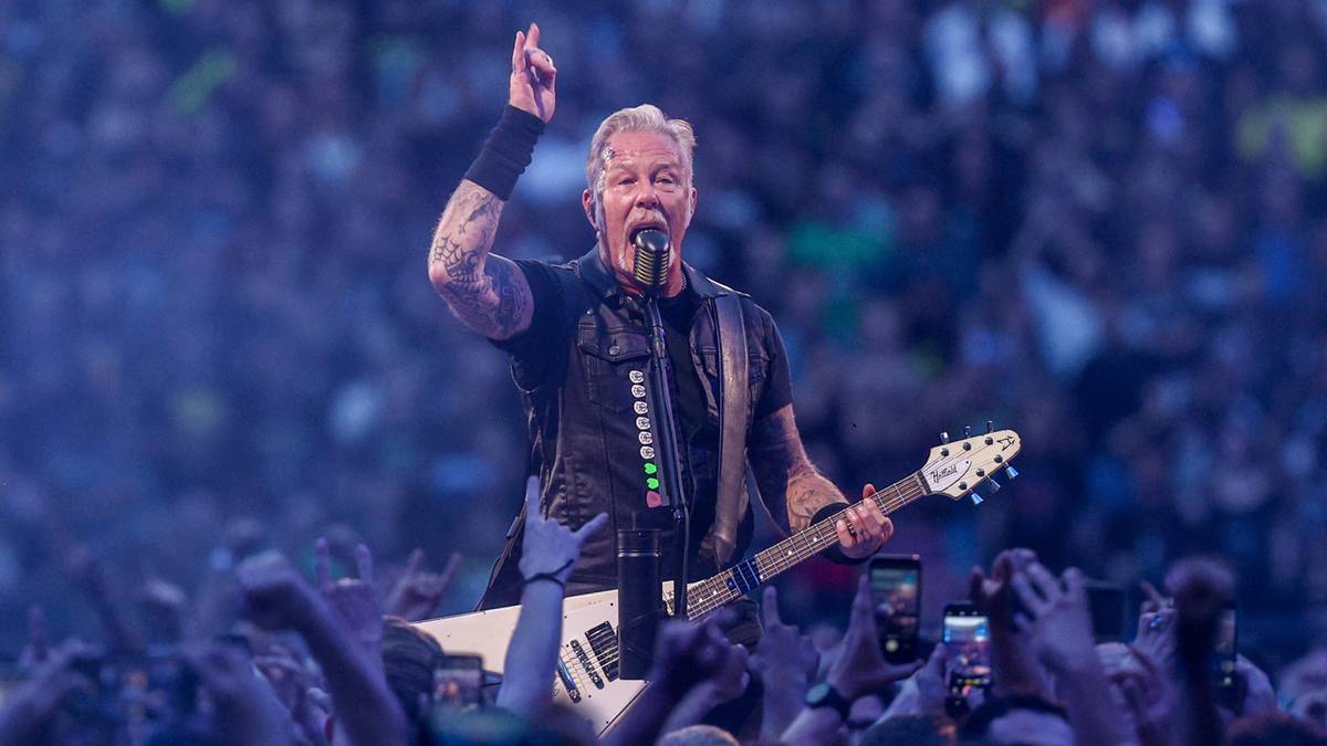 James Hetfield, wokalista zespołu Metallica, gra na gitarze elektrycznej podczas koncertu.