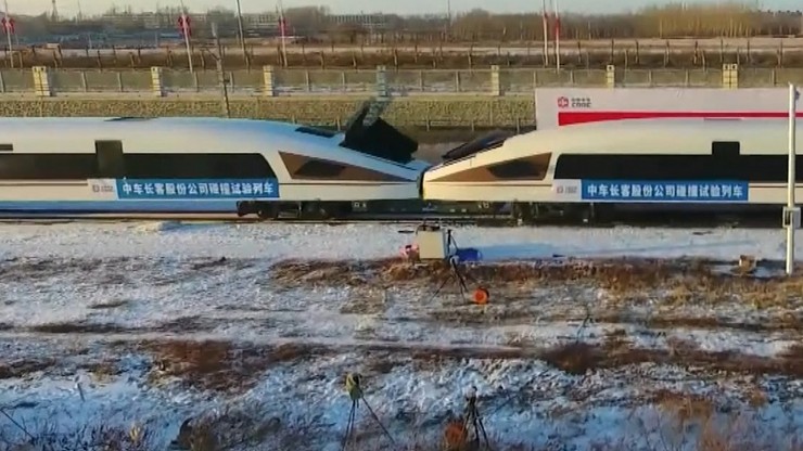Chiny. Superszybkie pociągi zderzono podczas eksperymentu [WIDEO]